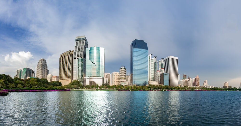 rascacielos altos cerca de la línea costera
