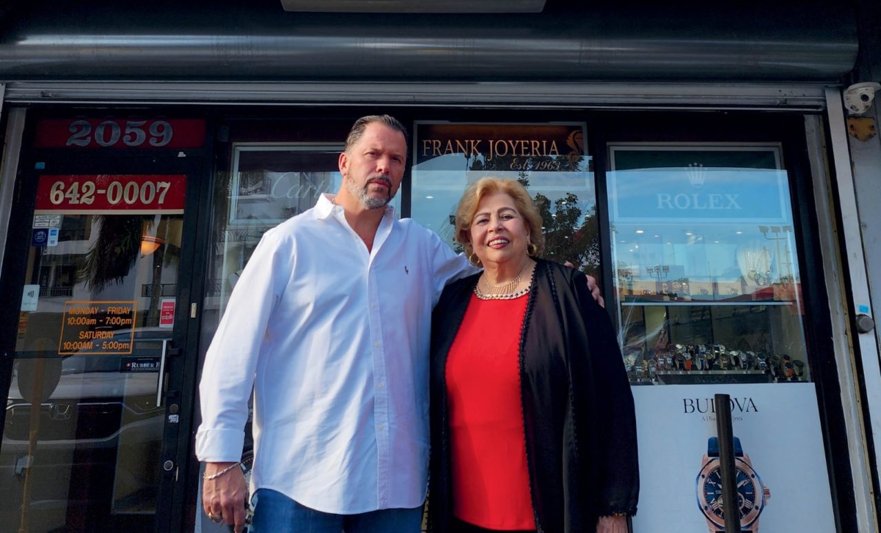 Frank Perez Jr y Martica Peres frente a su Tienda Frank Joyeria
