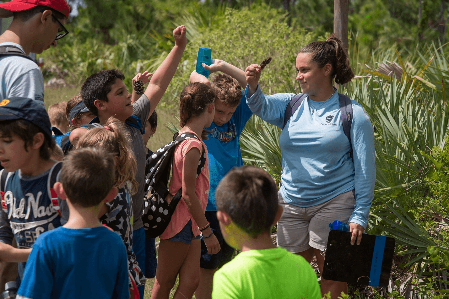 Niños en el parque para una expedición