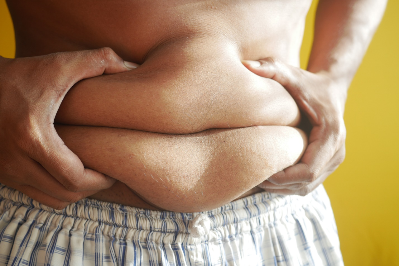 una persona con grasa abdominal
