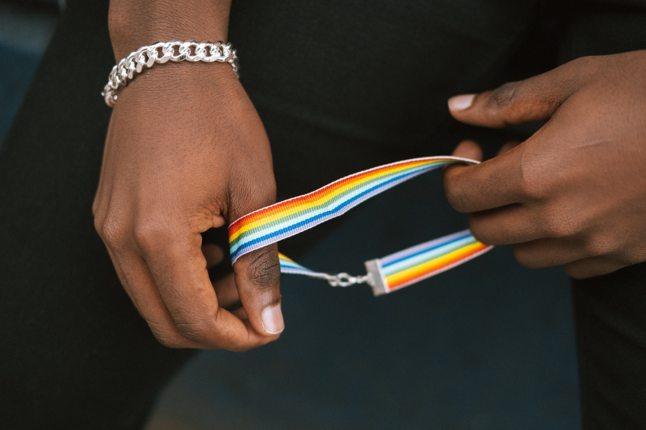 una persona con un brazalete del orgullo
