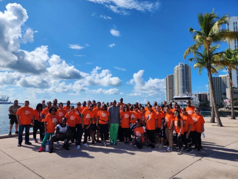 El presidente Gilbert posa para una foto con la multitud frente al río