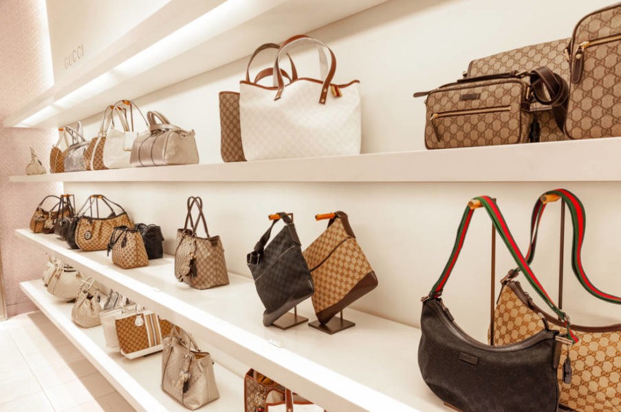Exhibición de bolsos de marca dentro de la tienda