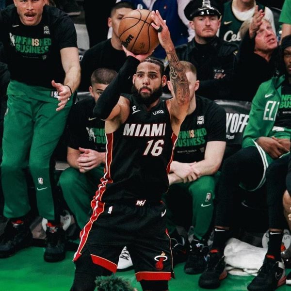 Jugador del calor de Miami tomando un tiro