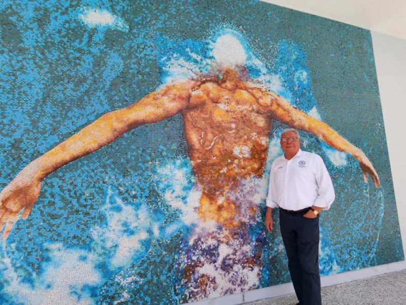 Manolo Reyes frente a la pintura