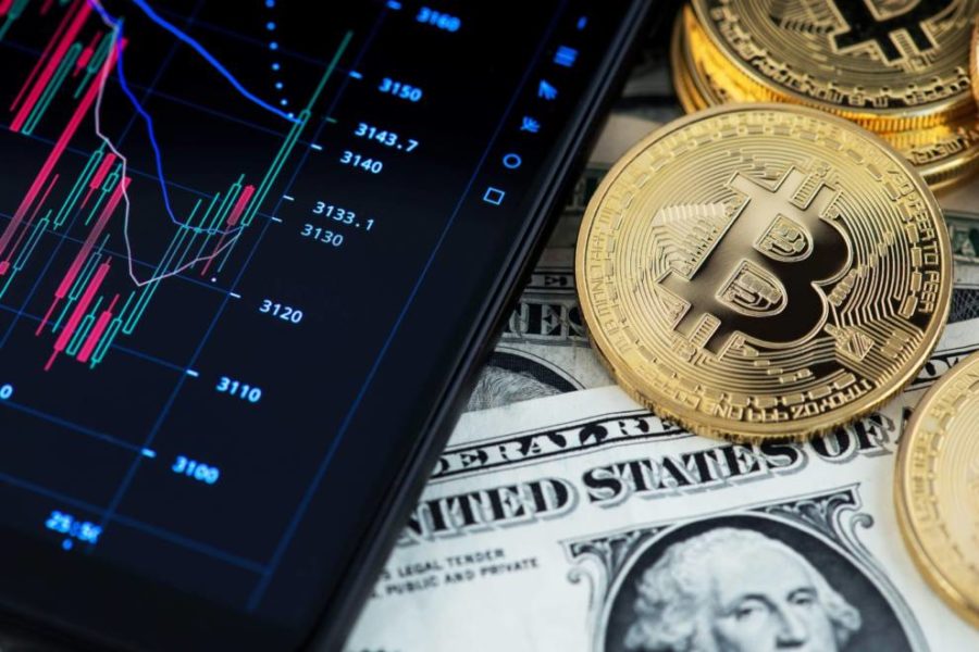 Moneda, bitcoin y pantalla con seguimiento de stock