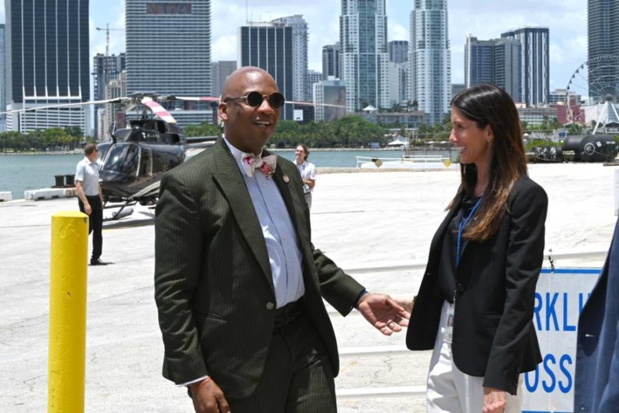 Oliver Gilbert asistiendo al lugar