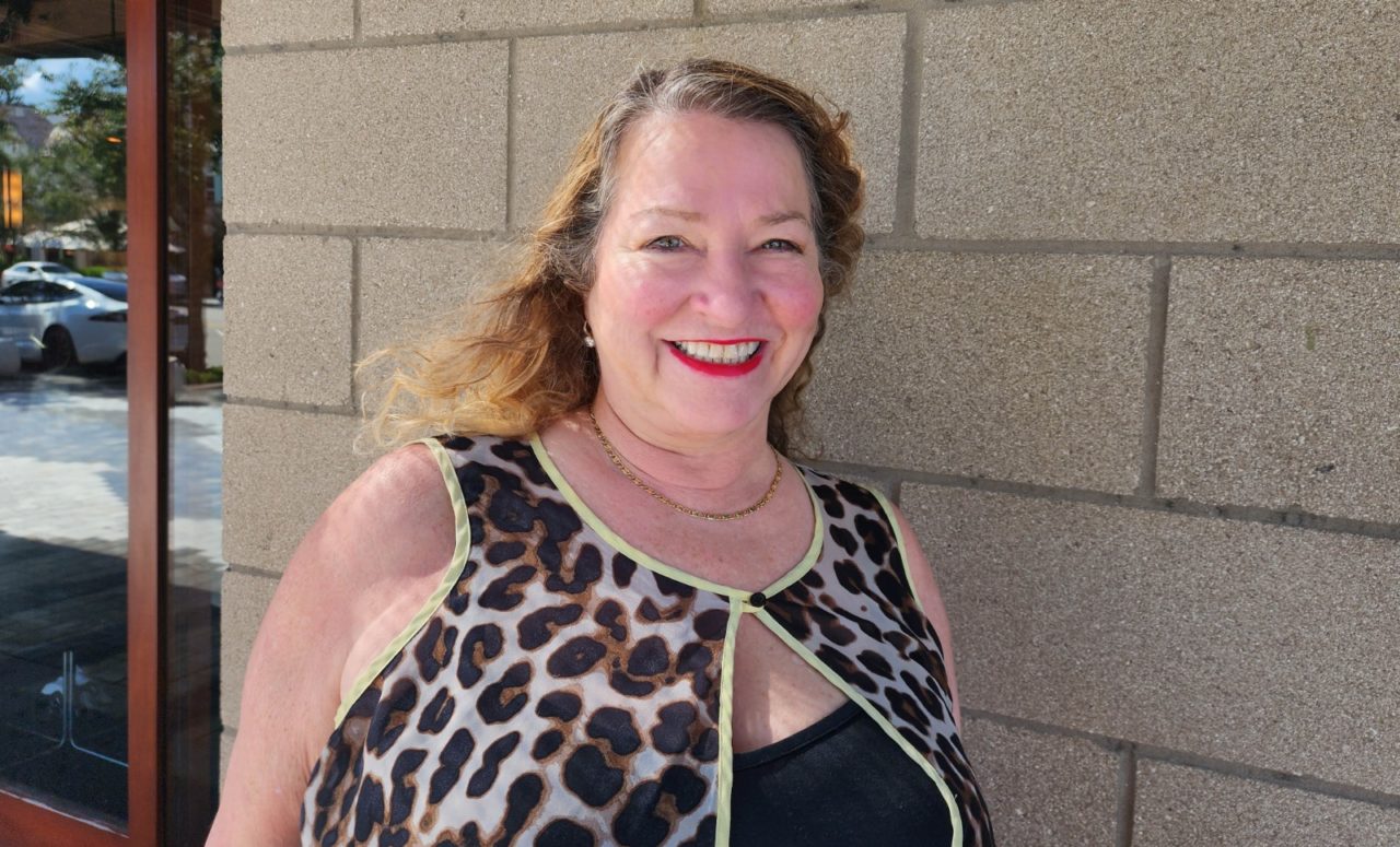 Tara Hoskins posando para las fotos