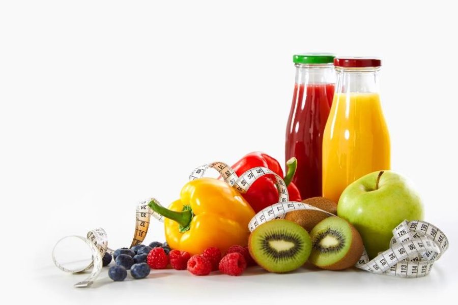 Frutas y verduras con botellas de jugo