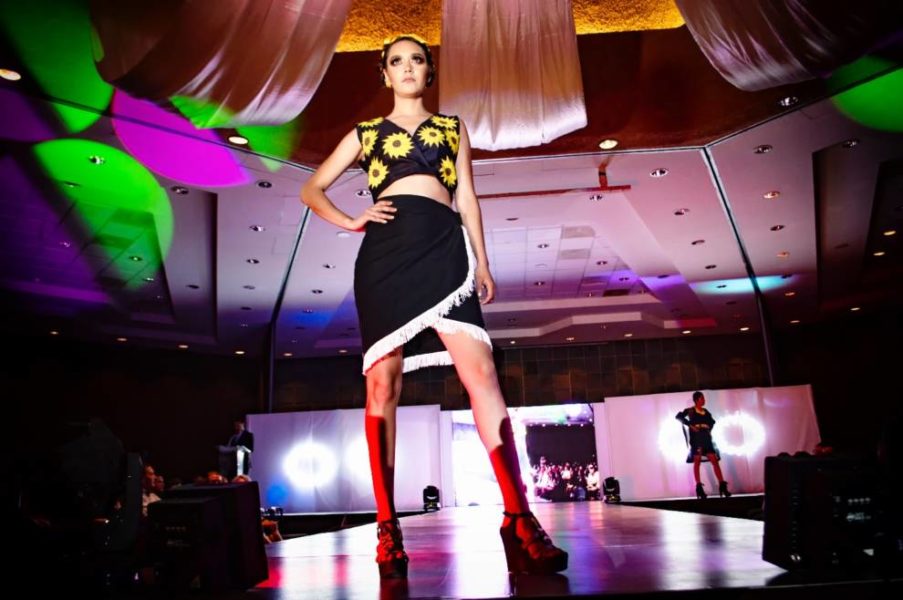 una modelo de pie en el escenario