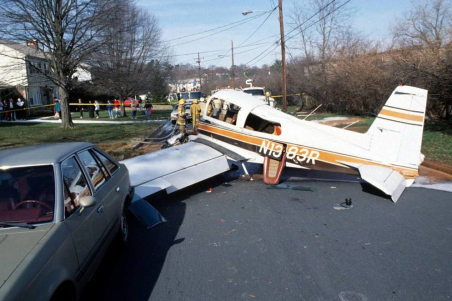 plan estrellado en la carretera en áreas suburbanas, servicio de emergencia que se ocupa del incidente