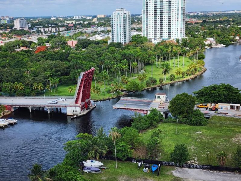 puente móvil abierto sobre el río con edificios en el fondo