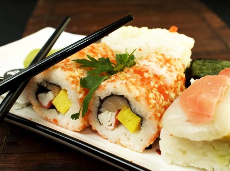 Un rollo de sushi