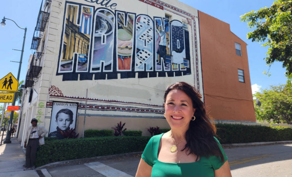 Denise Galvez Turros posa para foto frente a Wall Art