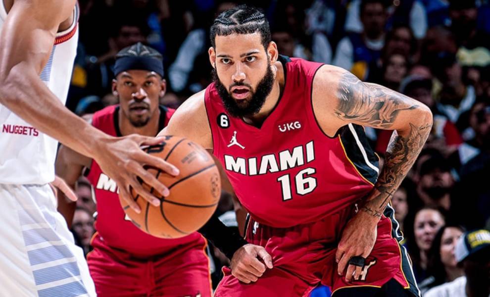 Los jugadores de baloncesto de Miami Heat se preparan para defender el balón.