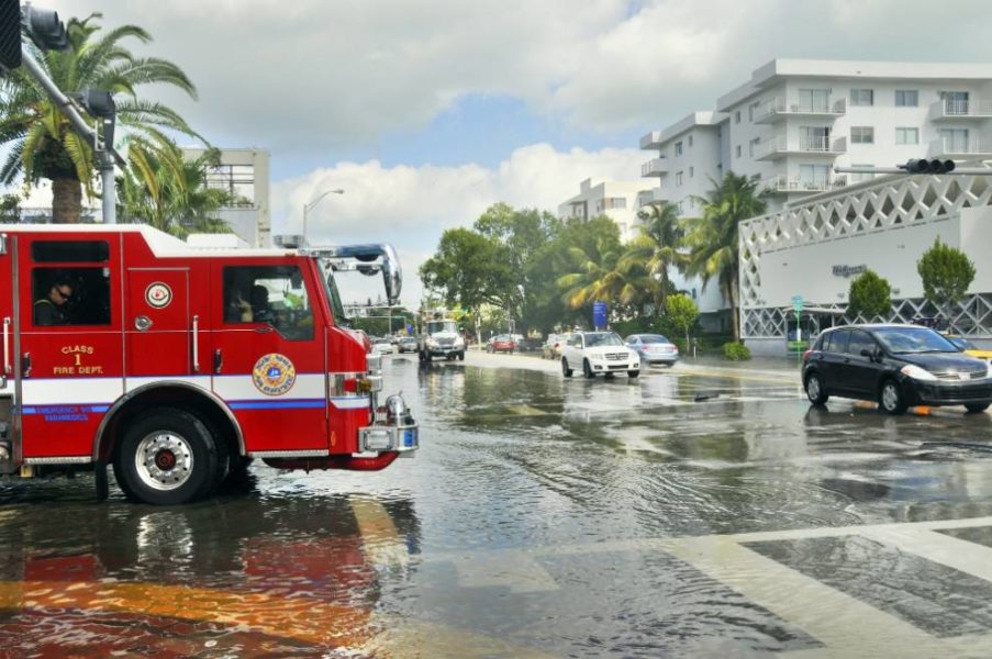 Una carretera en Miami después de una tormenta