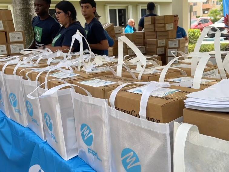 Miembros del equipo de FPL preparando paquetes de ayuda para las personas afectadas