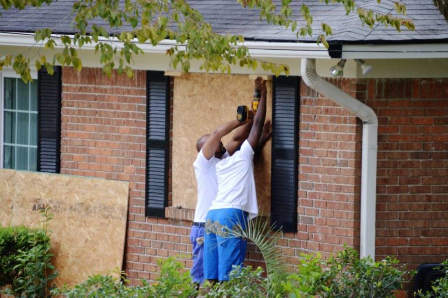 Propietarios de viviendas preparándose para un huracán