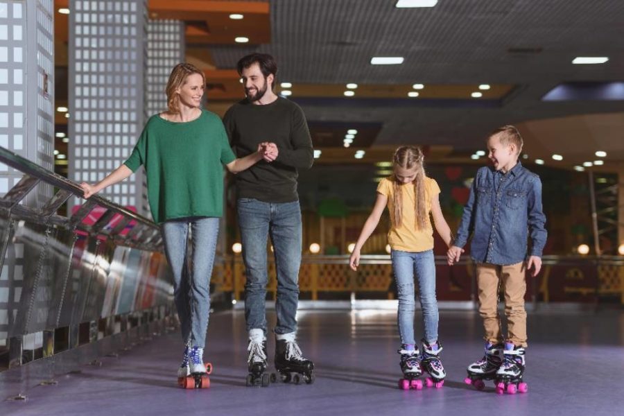 padres e hijos patinando sobre ruedas