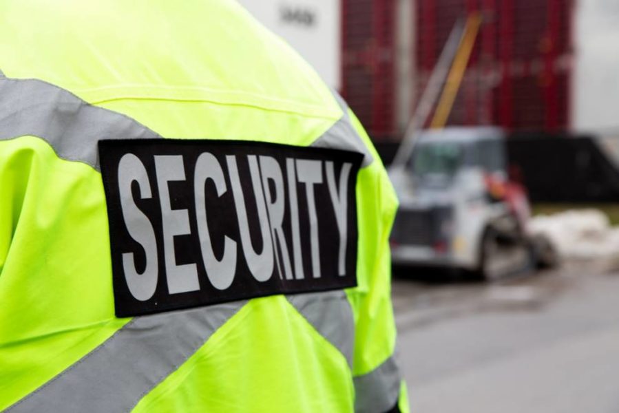 Primer plano de una persona con un uniforme de seguridad amarillo neón