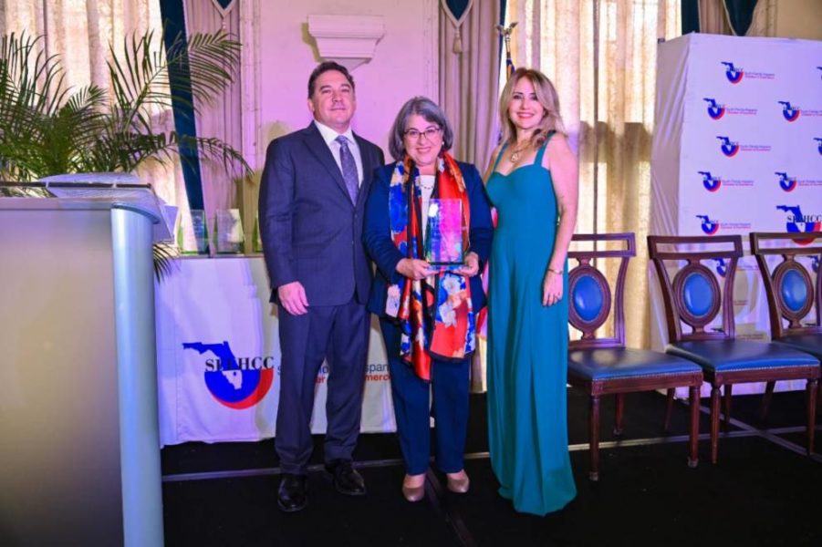 Presidente de SFLHCC, Roland Sánchez Medina Jr. ESQ., la alcaldesa del condado de Miami-Dade, Daniella Levine Cava;