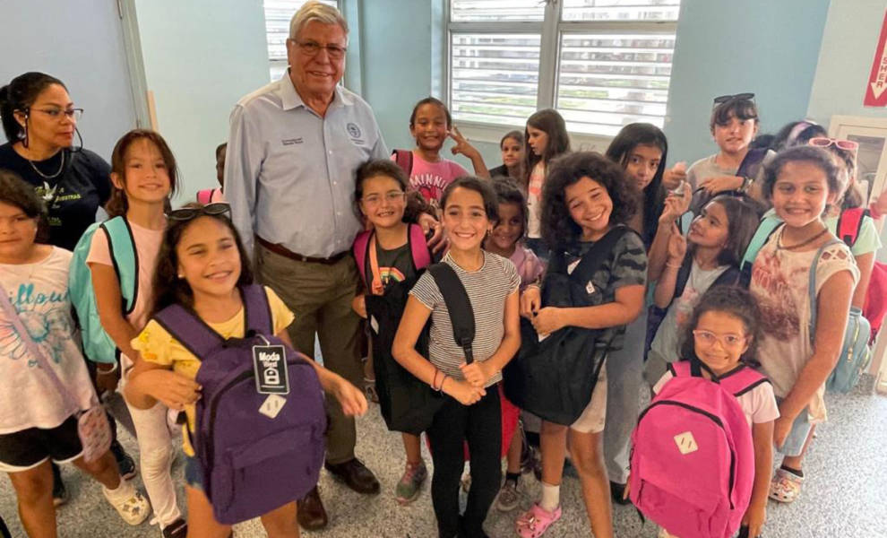 El comisionado Manolo Reyes Regalado mochila