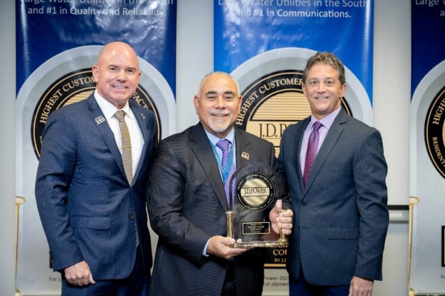 Miembros del Departamento de Agua y Alcantarillado de Miami-Dade aceptando un premio