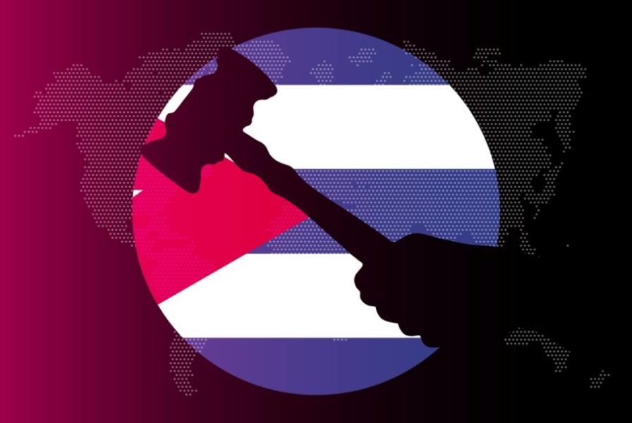 Bandera cubana con mano sujetando el mazo