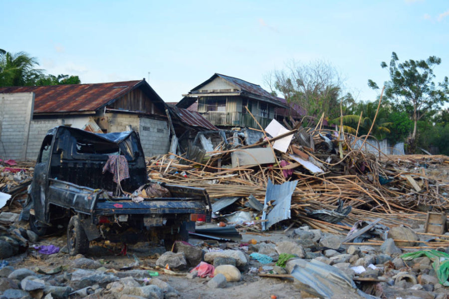 Desastre después del huracán. Casas rotas con escombros y coche averiado
