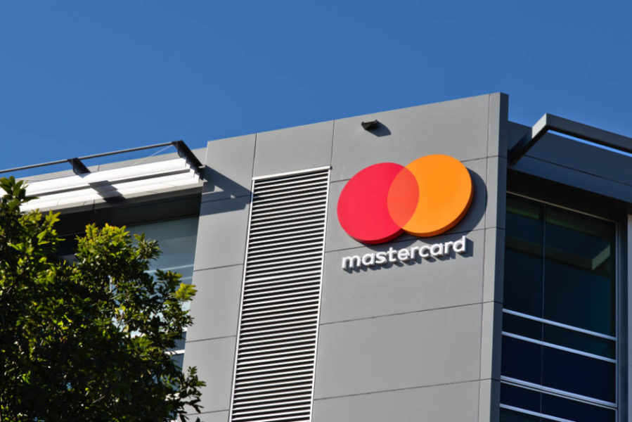 Edificio con logo de Mastercard