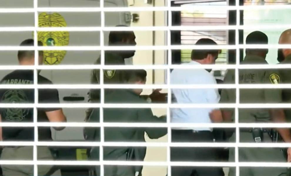 El comisionado de Miami Díaz de la Portilla es escoltado por la policía