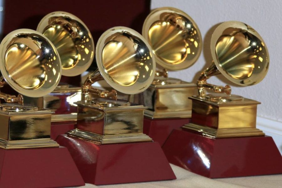 Los premios Grammy caminaban sobre la mesa