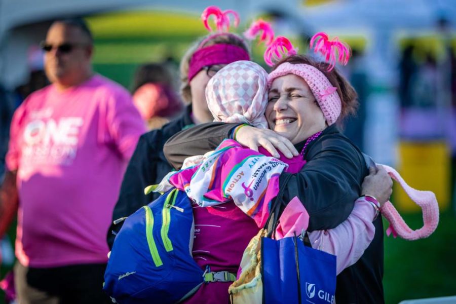 Dos mujeres en la caminata abrazándose en apoyo