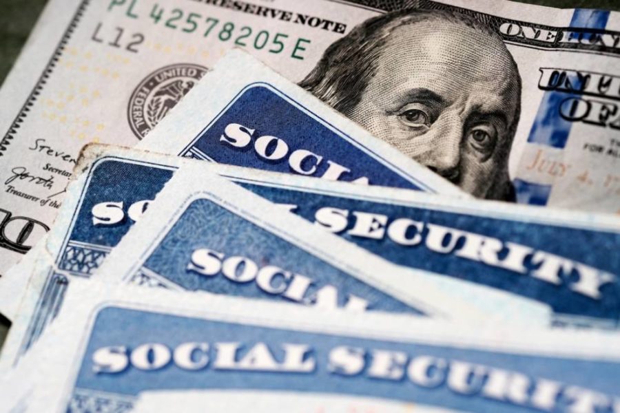 tarjeta de seguridad social con billetes de un dólar