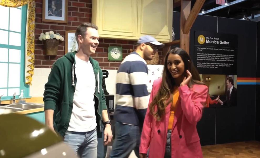 Dos personas paradas frente a un expositor de electrodomésticos.