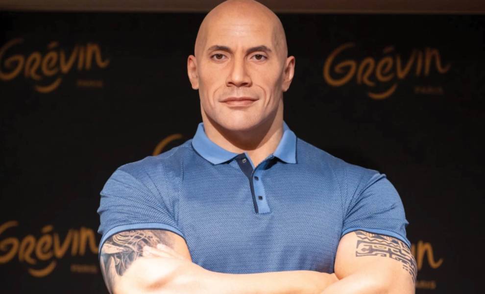 La estatua de cera de Dwayne Johnson posa con confianza para una foto