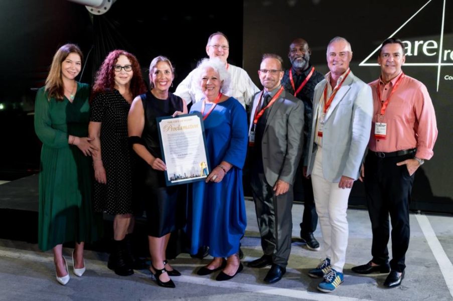Rick Siclari, director ejecutivo celebrando los 40 años de servicio de Care Resource