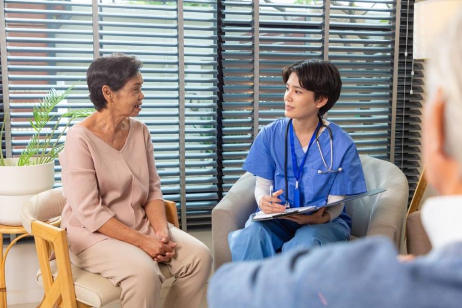 Una doctora está consultando