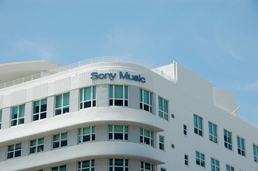 Vista de esquina de un edificio de Sony Music