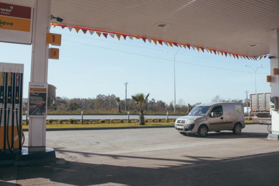 Un coche cerca de una gasolinera