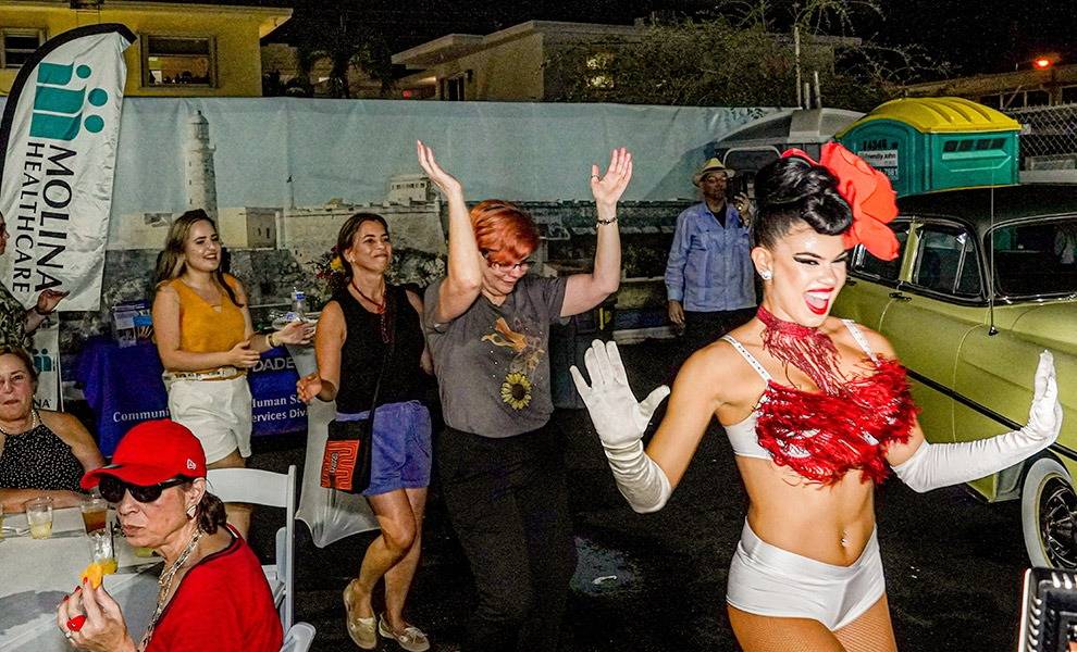 gente bailando con artistas en el evento de la Herencia Hispana en 2022