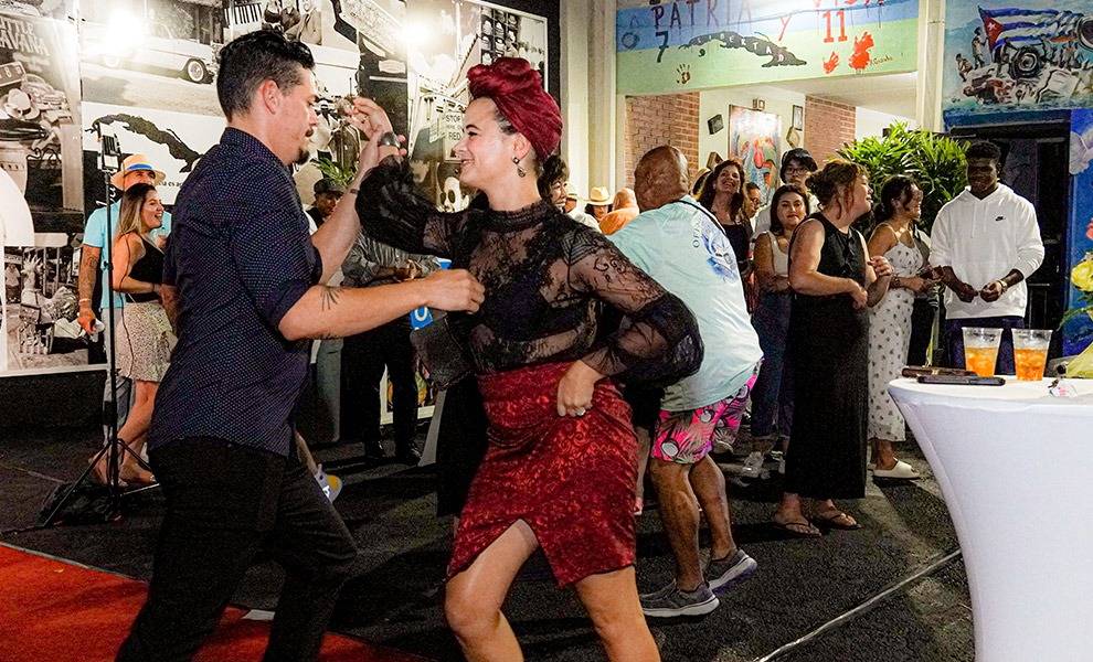 gente bailando con artistas en el evento de la Herencia Hispana en 2022