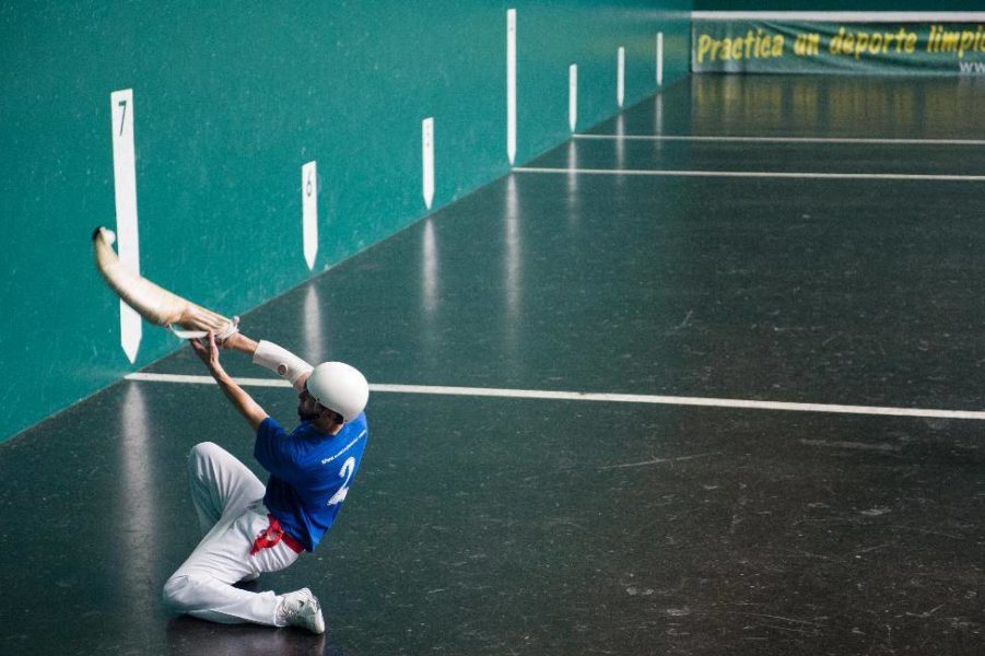 Jugador de Jai Alai en la cancha jugando