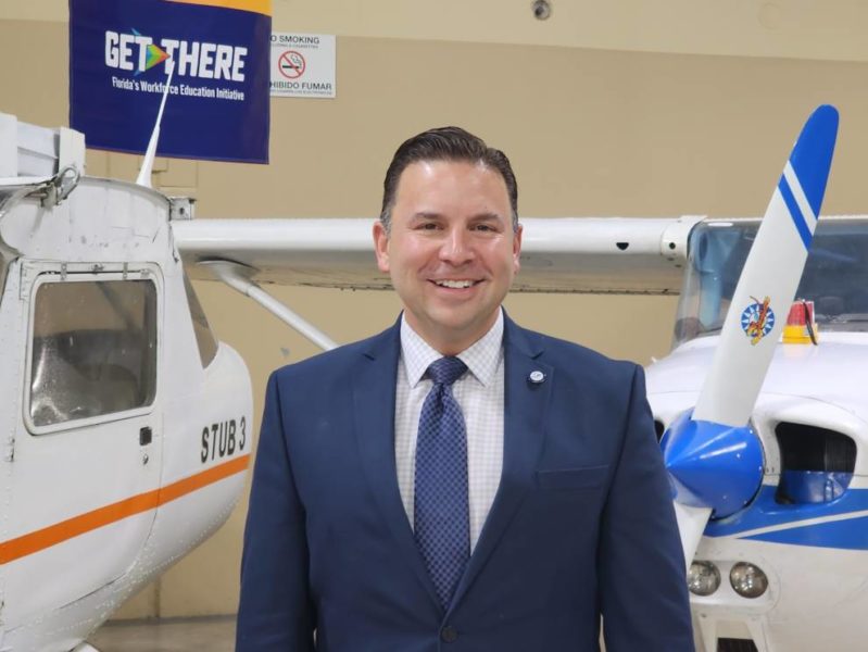 Daniel Espino sonriendo a la cámara