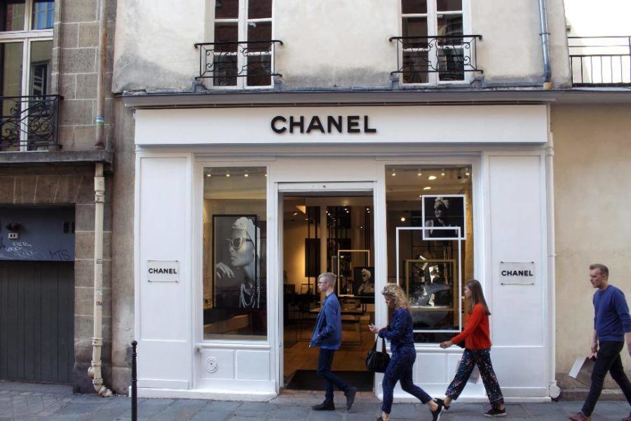 gente pasando por una tienda Chanel