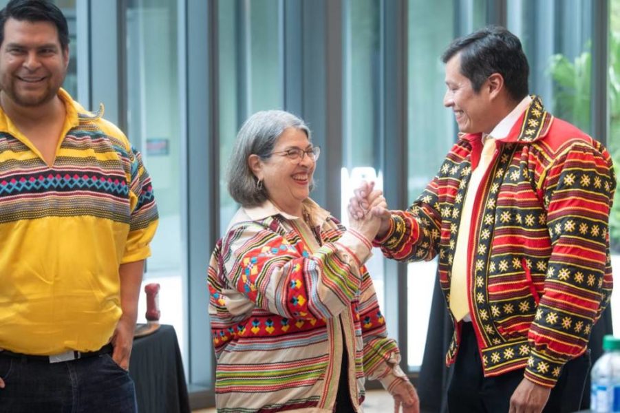 El alcalde Cava y Lucas Osceola se dan la mano para significar socio