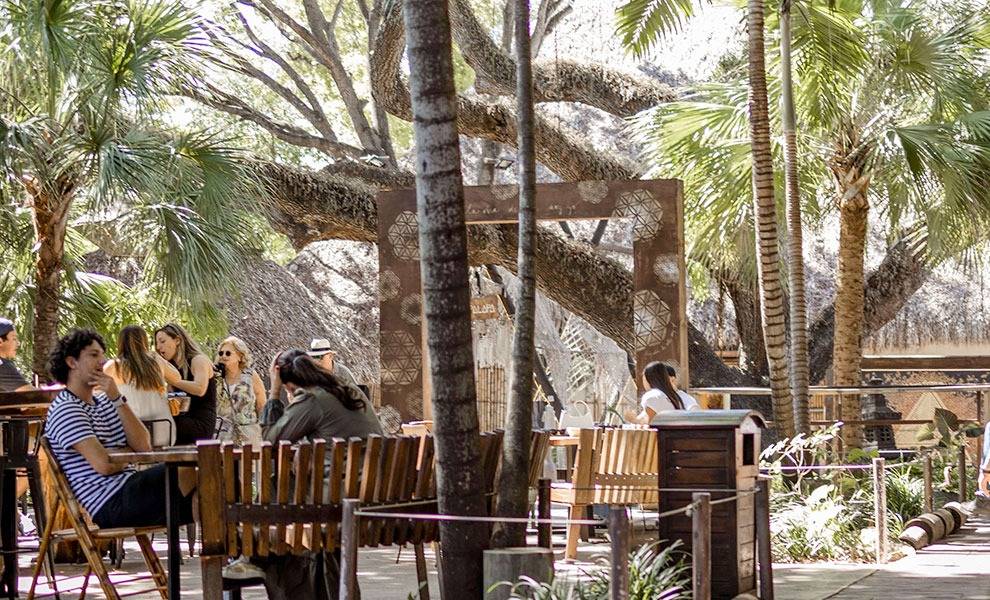 Gente cenando en un restaurante