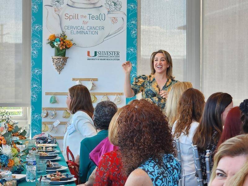 Una mujer pronunciando con confianza un discurso en una fiesta de té