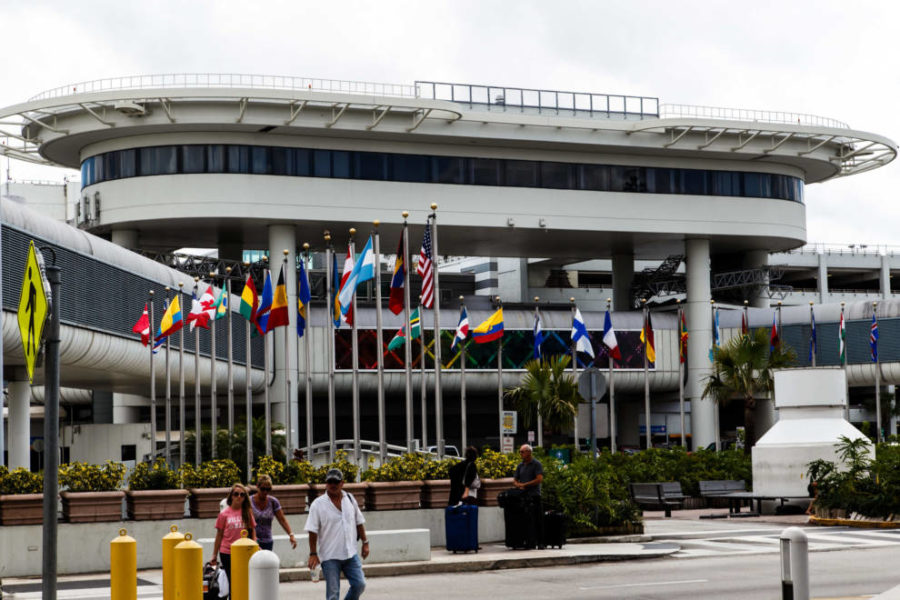 Un edificio con banderas afuera
