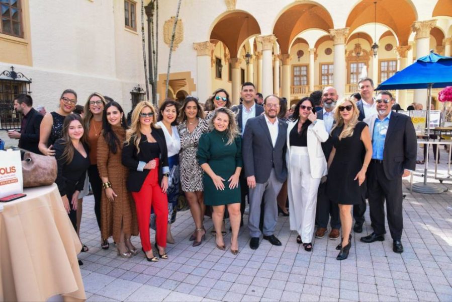 Un grupo de invitados a los SFLHCC Sunshine Awards.